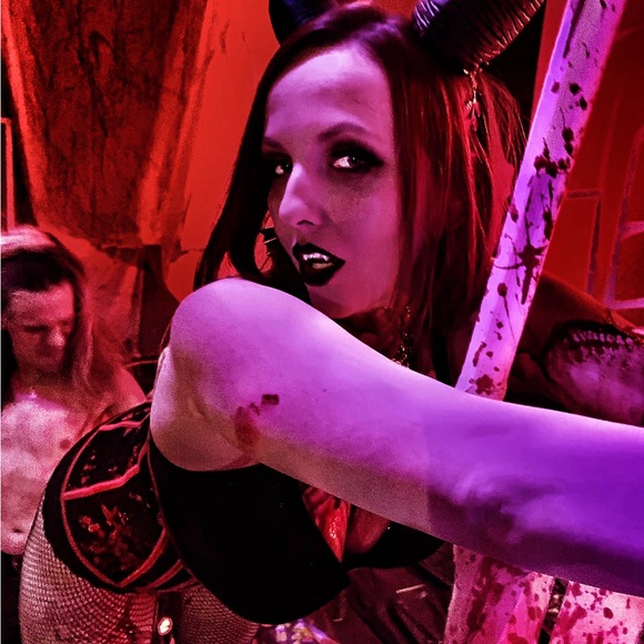 Meet your Posher, Countess - Picture 4 of 8